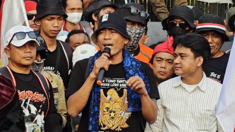 Berani Mati! Botok Tantang Sumpah Pocong Demi Buktikan Demo Massa Pati di DPR Tidak Ditunggangi Jokowi