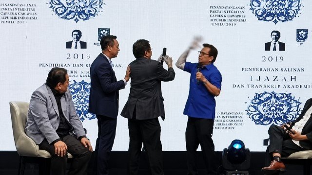 Debat Panas Live TV! Halim Darmawan Pukul Roy Suryo, Refly Harun Ngamuk Minta Pelaku Dikeluarkan dari Studio