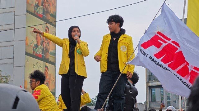 Demo BEM UI, Fathimah Azzahra Semprot Polisi Jangan Provokasi Massa dengan Mobil Komando!