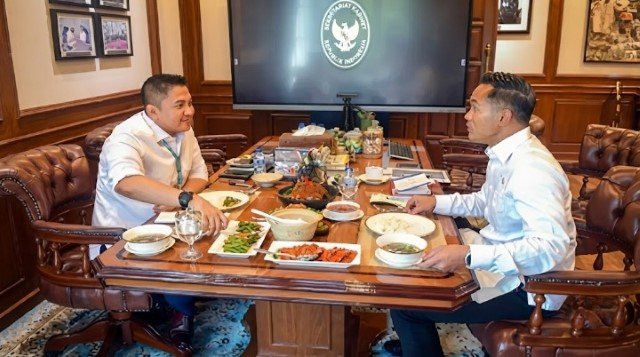 Dinilai Terlalu Sering Pamer Jamuan Makan, Seskab Teddy Kena Semprot Kurang Akal atau Memang Tidak Berakal