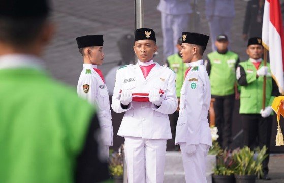 Driver Gojek Kibarkan Merah Putih, Pertama & Satu-Satunya di Indonesia!