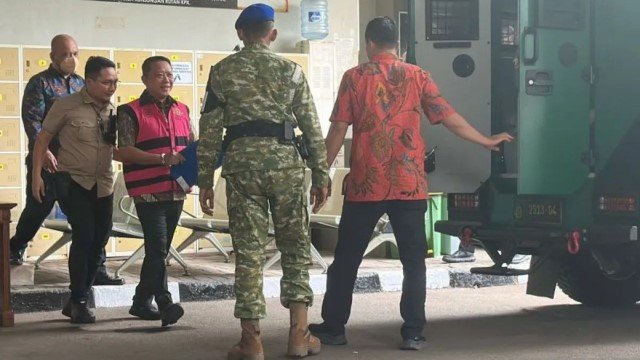 Eks Jampidsus Febrie Adriansyah Akhirnya Pakai Rompi Pink, Digiring Keluar Rutan KPK Tangan Diborgol!
