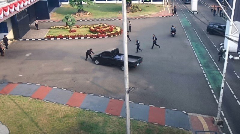 Gedung Parlemen Diserang Mobil Misterius! Sopir Pikap Bawa Sajam Terobos Gerbang DPR dan Tabrak Polisi