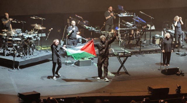 Geger Panggung Internasional! Band Inggris Ini ‘Diusir’ dari Singapura Gara-Gara Kibarkan Bendera Palestina