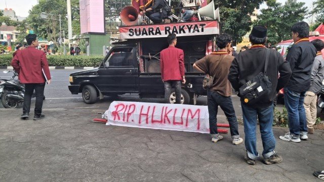 Geruduk Kejagung Bawa Keranda ‘RIP Hukum’, Mahasiswa Tuntut Febrie Adriansyah Dihukum Mati!