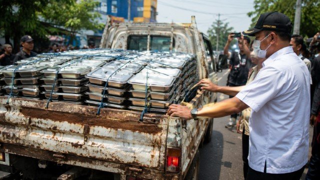 HEBOH! MBG Keciduk Diangkut Pakai Pikap Berkarat, Publik Langsung Ngamuk