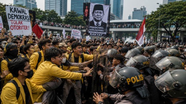 Kericuhan Nyaris Pecah! Aksi Unjuk Rasa BEM UI Diwarnai Ketegangan dan Cekcok dengan Polisi di Kawasan Dukuh Atas