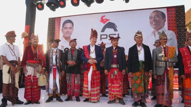 Koleksi Gelar Adat Jokowi! Dari Sabang Sampai Merauke, Borong Penghargaan Budaya Demi Pamerkan Legitimasi Kekuasaan