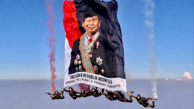 Kritik Pedas Connie Bakrie, Soroti Aksi Penerjun Payung Bentangkan Foto Prabowo Saat HUT ke-81 RI Narsis Banget, Too Much!
