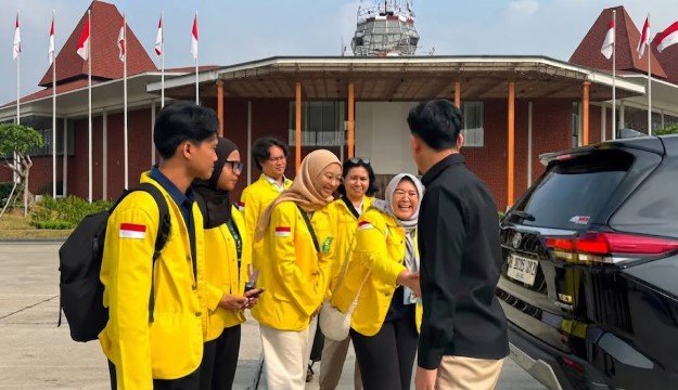 Kunjungan Gibran ke NTT Dinilai Sekadar ‘Manuver Politik’: Bawa Mahasiswa Nol Pengalaman ke Lokasi Bencana!