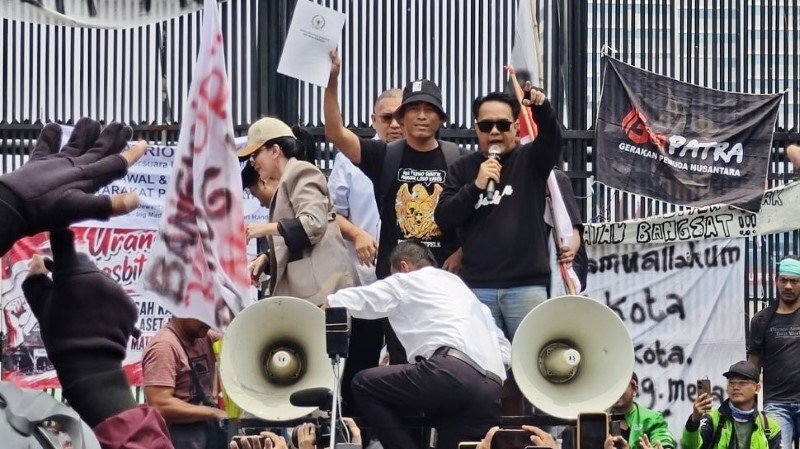 Misteri Sinyal Mendadak Hilang di Depan Gedung DPR Saat Demo Berkobar, Jurnalis Dibuat Kewalahan Kirim Berita!
