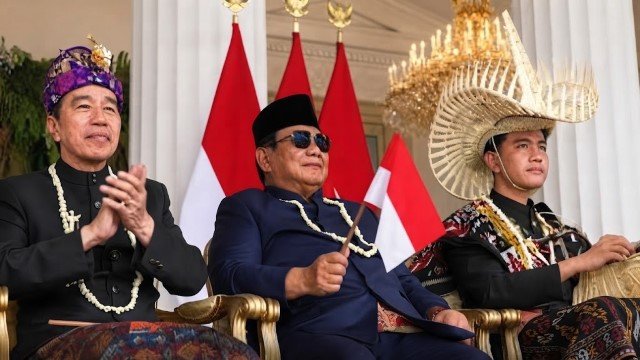 Prabowo Duduk Diapit Jokowi-Gibran, Guru Besar UGM: Tiga Orang Yang Ingin Melanggengkan Kekuasaan!