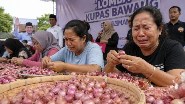 Sindir Pidato Prabowo, Warga Sleman Gelar Lomba Kupas Bawang Pedihnya Bikin Menyerah!