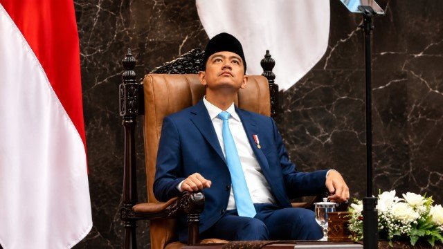Sorotan Tajam Usai Sidang MPR: Jokowi Pulang Sendiri, Gibran Kepergok Plonga-Plongo!