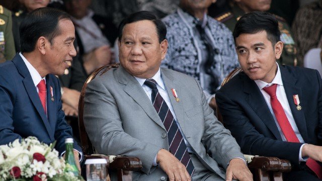 Soroti Momen Keakraban Prabowo Jokowi Gibran, Guru Besar UGM Ungkap Pandangan Soal Potensi Kudeta!