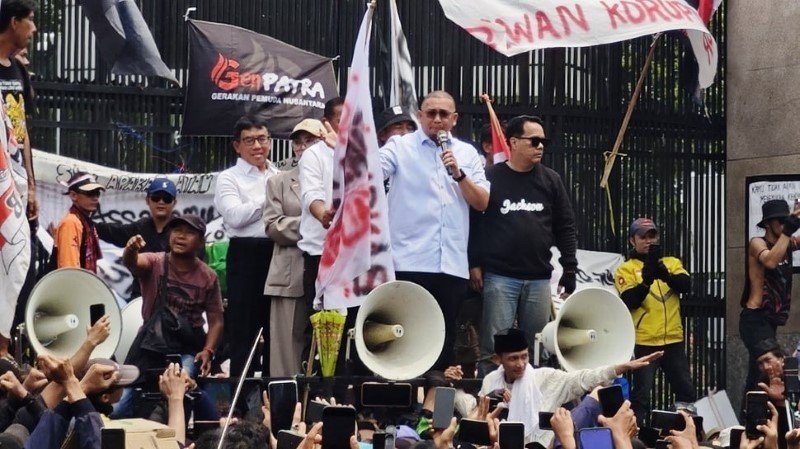 Suasana Memanas di Tengah Rakyat, Andre Rosiade Kena Cemooh Massa Saat Jelaskan RUU Perampasan Aset: HOAKS!