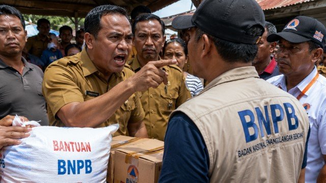 VIRAL! Camat di NTT Ngamuk ke Petugas BNPB, Bantuan Sedikit Harus Dibagi ke Banyak Warga