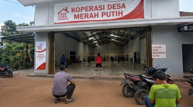 VIRAL! Gedung Kopdes Merah Putih Disulap Jadi Lapangan Badminton, Anggota DPR Langsung Ngamuk