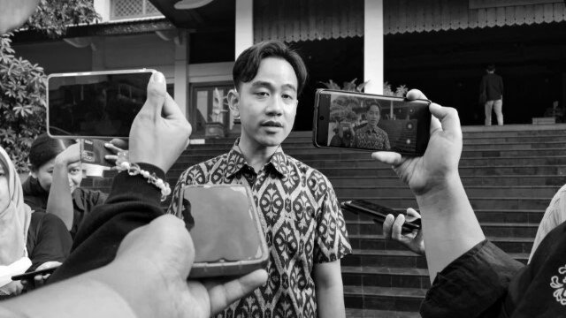 VIRAL Gibran Sibuk Mainkan Karet Saat Berdialog dengan Warga Aceh, Respons Publik Wapres Ngang-Ngong!