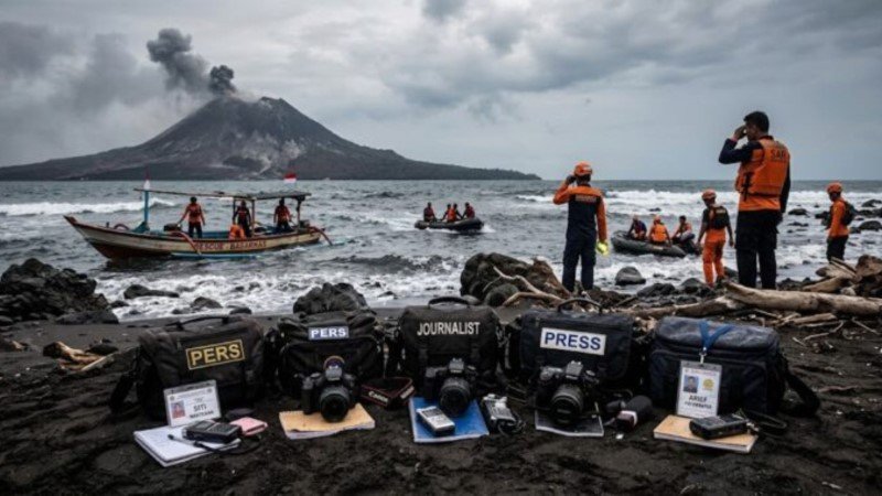 Kronologi 5 Jurnalis Foto Hilang Kontak di Perairan Gunung Anak Krakatau, Basarnas Langsung Sisir Selat Sunda