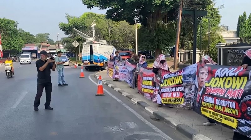 Pendukung Roy Suryo dan Dokter Tifa Bentangkan Spanduk Adili Jokowi di Depan PN Jaktim