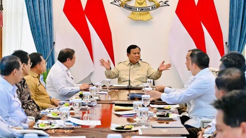 Prabowo Tiba-Tiba Minta Semua Warga Punya Rekening Bank, Ada Apa Ini?