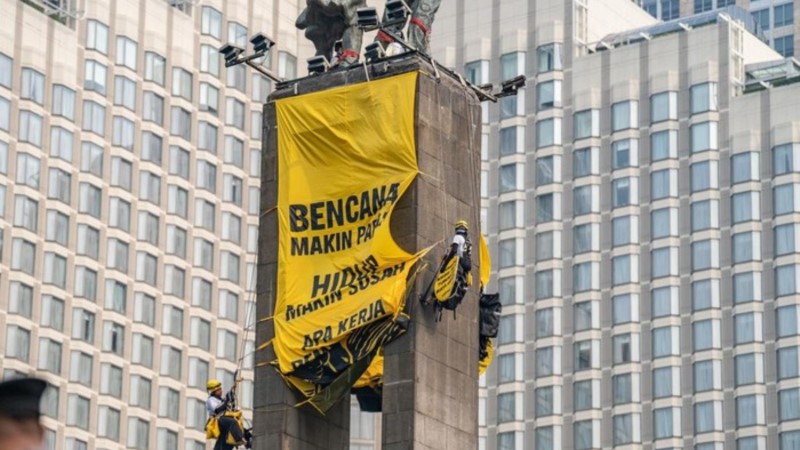 Aksi Protes Berujung Penanganan Medis! Seluruh Pembentang Spanduk ‘Greenpeace’ di Bundaran HI Dibawa ke Klinik Polda