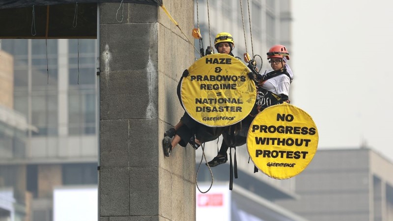 Aktivis Greenpeace Panjat Patung Bundaran HI Pakai Teknik SRT, Polisi Masih Kebingungan!