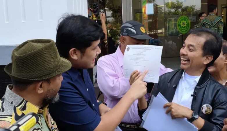 Buka-Bukaan Tunjukkan Dua Surat Pendidikan Gibran, Roy Suryo Tantang Publik Yang Palsu yang Mana!