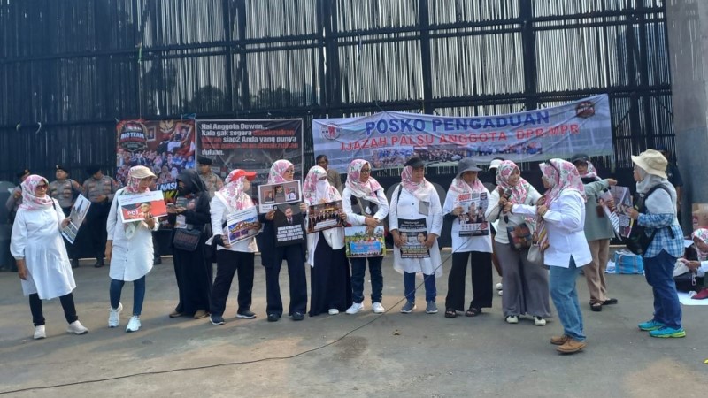 Emak-Emak Turun Gunung Demo DPR Desak Gibran Dimakzulkan Secepatnya!