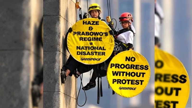 Greenpeace merupakan organisasi lingkungan internasional yang dikenal melalui berbagai kampanye untuk melindungi bumi. Organisasi ini menyoroti sejumlah persoalan lingkungan, mulai dari kerusakan hutan, pencemaran laut, hingga krisis iklim. Melalui aksi damai dan kampanye publik, Greenpeace berupaya mendorong pemerintah serta perusahaan untuk bertanggung jawab terhadap lingkungan. Sejarah Greenpeace bermula pada 1971, ketika sekelompok aktivis berlayar dari Vancouver, Kanada, menuju Pulau Amchitka di Alaska. Mereka berusaha menghentikan uji coba senjata nuklir Amerika Serikat yang dikhawatirkan membahayakan lingkungan dan satwa liar di wilayah tersebut. Dilansir dari situs Greenpeace Indonesia, Rabu (21/10/2026), organisasi ini terus memperluas kampanyenya untuk melindungi lingkungan di berbagai belahan dunia. Lalu, bagaimana perjalanan Greenpeace hingga berkembang menjadi organisasi lingkungan internasional? Simak penjabarannya berikut ini: Berawal dari Penolakan Uji Coba Nuklir Sebelum dikenal dengan nama Greenpeace, gerakan ini bermula dari pembentukan Don’t Make a Wave Committee pada 1970. Kelompok tersebut dibentuk oleh sejumlah aktivis yang ingin menghentikan rencana uji coba senjata nuklir Amerika Serikat di Pulau Amchitka, Kepulauan Aleut, Alaska. Beberapa tokoh yang berperan dalam pembentukan kelompok tersebut antara lain Dorothy dan Irving Stowe, Marie dan Jim Bohlen, Ben dan Dorothy Metcalfe, serta jurnalis Bob Hunter. Mereka memiliki kepedulian terhadap ancaman senjata nuklir dan dampaknya terhadap lingkungan. Baca Juga: Greenpeace Soroti Operasi Modifikasi Cuaca untuk Hadapi El Nino: Bukan Solusi Jangka Panjang Pulau Amchitka dipilih sebagai lokasi pengujian nuklir bawah tanah oleh Amerika Serikat. Kawasan tersebut juga menjadi habitat satwa liar, termasuk berang-berang laut dan elang botak. Para aktivis khawatir ledakan nuklir dapat menimbulkan dampak buruk terhadap lingkungan sehingga mereka merencanakan aksi langsung untuk menarik perhatian masyarakat. Asal-usul Nama Greenpeace Nama Greenpeace lahir dari gagasan untuk menggabungkan dua nilai utama, yakni lingkungan yang hijau dan perdamaian. Menurut catatan sejarah resmi Greenpeace, ahli ekologi asal Kanada, Bill Darnell, mengemukakan ungkapan “Let’s make it a Green Peace” dalam sebuah pertemuan kelompok aktivis pada 1970. Ungkapan tersebut kemudian menjadi inspirasi bagi nama Greenpeace. Nama itu dianggap mewakili tujuan gerakan untuk menentang ancaman nuklir sekaligus memperjuangkan masa depan bumi yang lebih baik. Untuk mendukung rencana pelayaran ke Amchitka, para aktivis juga menggalang dana melalui konser amal di Vancouver. Dukungan dari masyarakat membantu mereka mempersiapkan kapal dan menjalankan misi yang kemudian menjadi tonggak penting dalam sejarah organisasi tersebut. Baca Juga: Greenpeace Kritik Kebijakan Pemerintah soal Karhutla, Soroti Izin Konsesi dan Pengawasan Pelayaran Pertama Greenpeace pada 1971 Pada 15 September 1971, sekelompok aktivis berangkat dari Vancouver menggunakan kapal nelayan tua bernama Phyllis Cormack. Kapal tersebut kemudian menggunakan nama Greenpeace selama misi menuju Pulau Amchitka. Mereka berencana menyaksikan sekaligus memprotes uji coba nuklir yang dilakukan Amerika Serikat. Perjalanan tersebut tidak berjalan sesuai rencana. Kapal para aktivis akhirnya dicegat sebelum mencapai lokasi pengujian, sementara uji coba nuklir tetap berlangsung pada 6 November 1971. Meskipun gagal menghentikan pengujian secara langsung, pelayaran tersebut berhasil menarik perhatian media dan masyarakat terhadap bahaya uji coba nuklir. Pengujian nuklir di Amchitka berakhir pada tahun yang sama, dan pulau tersebut kemudian ditetapkan sebagai kawasan perlindungan satwa. Peristiwa itu menjadi awal perkembangan Greenpeace sebagai gerakan yang menggunakan aksi damai untuk mengangkat persoalan lingkungan ke ruang publik. Greenpeace Berkembang Menjadi Organisasi Internasional Setelah aksi pertamanya, Greenpeace mulai memperluas kampanye ke berbagai negara. Pada 1970-an, organisasi ini tidak hanya menyoroti ancaman nuklir, tetapi juga mulai memperjuangkan perlindungan satwa laut, termasuk melalui kampanye menentang perburuan paus komersial. Salah satu tokoh yang berperan dalam perkembangan Greenpeace adalah David McTaggart. Ia membantu menyatukan berbagai kelompok Greenpeace yang sebelumnya bergerak secara terpisah, sekaligus memperluas jaringan gerakan tersebut di Eropa. Pada 1979, Greenpeace International dibentuk untuk mengoordinasikan gerakan Greenpeace di tingkat global. Organisasi ini kemudian berkembang menjadi jaringan kelompok independen yang menjalankan kampanye lingkungan di berbagai kawasan dunia, dengan pusat koordinasi internasional di Amsterdam, Belanda. Greenpeace Hadir di Indonesia pada 2005 Perkembangan Greenpeace juga menjangkau Indonesia. Berdasarkan informasi resmi Greenpeace Indonesia, organisasi ini mulai hadir di Indonesia pada 2005 dan menjalankan berbagai kampanye untuk menyoroti persoalan lingkungan di tingkat nasional. Sejumlah isu yang menjadi perhatian Greenpeace Indonesia meliputi perlindungan hutan, pelestarian laut, krisis iklim, penggunaan energi, dan pencemaran lingkungan. Kampanye tersebut bertujuan meningkatkan kesadaran masyarakat sekaligus mendorong perubahan kebijakan yang dinilai dapat melindungi lingkungan. Dalam menjalankan kegiatannya, Greenpeace Indonesia menggunakan berbagai pendekatan, seperti riset, kampanye publik, advokasi, dan aksi damai. Organisasi ini juga mengajak masyarakat untuk terlibat dalam upaya menjaga kelestarian lingkungan. Baca Juga: Krisis Iklim Bikin Biaya Hidup Meningkat, Greenpeace Desak Pemerintah Prabowo-Gibran Bertindak Tujuan dan Peran Greenpeace Saat Ini Hingga kini, Greenpeace dikenal sebagai organisasi kampanye lingkungan yang berupaya melindungi bumi dan keanekaragaman hayati. Organisasi ini mendorong pemerintah, perusahaan, dan masyarakat untuk mengambil tindakan terhadap berbagai persoalan yang mengancam keberlanjutan lingkungan. Beberapa fokus kampanye Greenpeace meliputi perlindungan hutan dari deforestasi, pelestarian ekosistem laut, pengurangan pencemaran, serta penanganan krisis iklim. Greenpeace juga mendorong penggunaan energi yang lebih bersih dan kebijakan yang mendukung keberlanjutan lingkungan. Untuk menjalankan kampanyenya, Greenpeace mengandalkan riset, penyampaian informasi kepada publik, advokasi, dan aksi tanpa kekerasan. Organisasi ini juga menyatakan menjaga independensi dengan tidak menerima dana dari pemerintah, perusahaan, maupun partai politik, serta mengandalkan dukungan individu dan sumber pendanaan lain yang sesuai dengan kebijakannya.