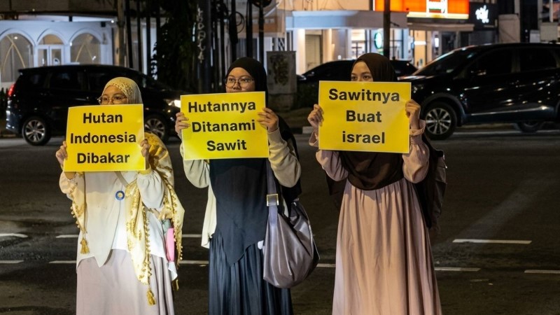 VIRAL Aksi Trio Wanita Berjilbab Bentangkan Poster Isu Sawit Indonesia Dikirim ke Israel